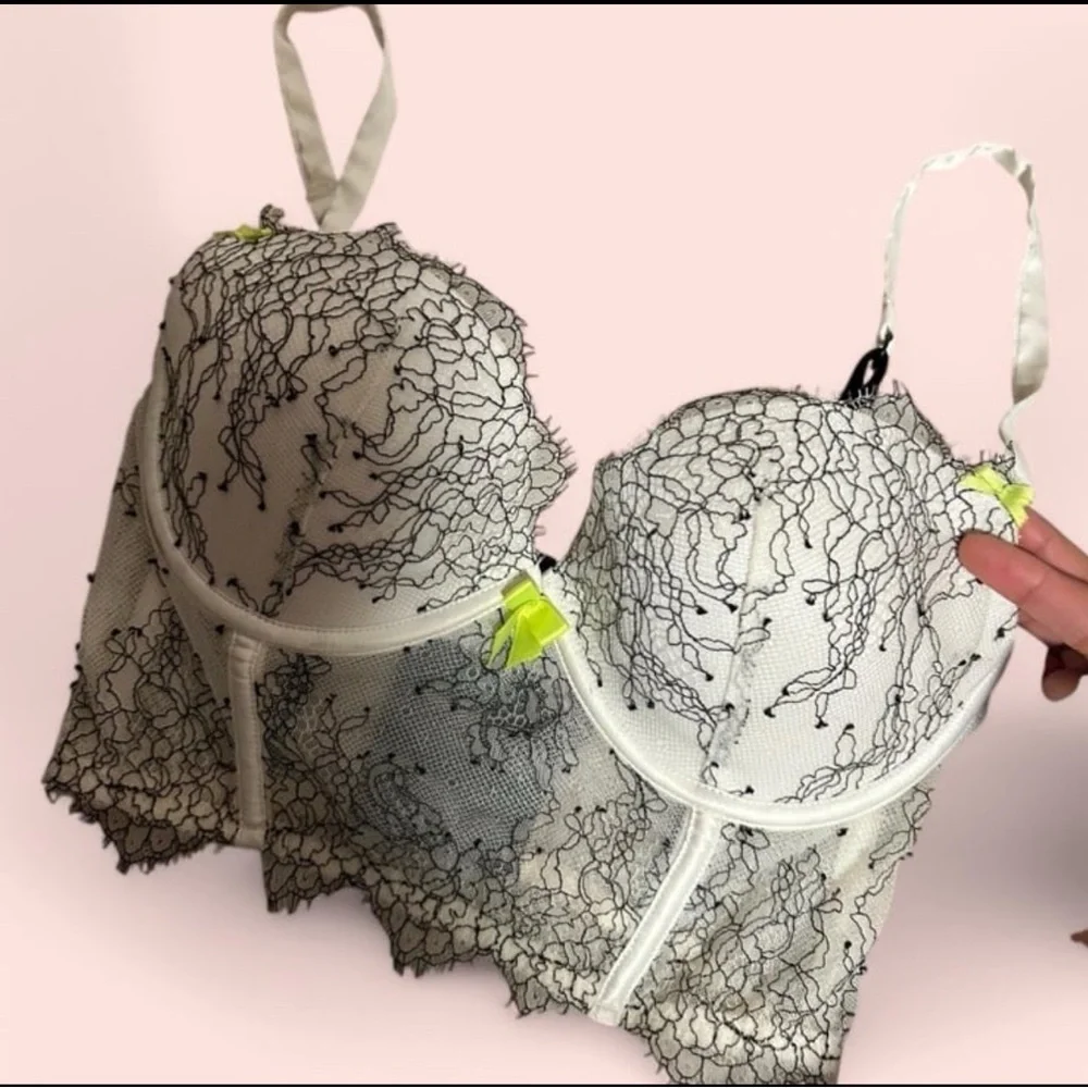 Victoria’s Secret corset Elegant Lace Bra - White & Black with green/yellow Bow - Picture 2 of 3